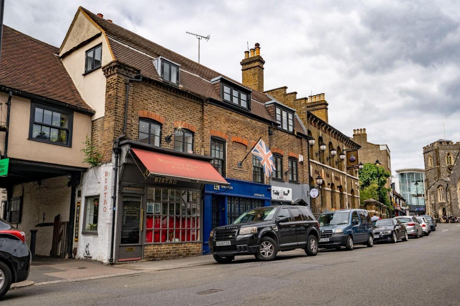 Retreat 2 Bed Flat * Uxbridge