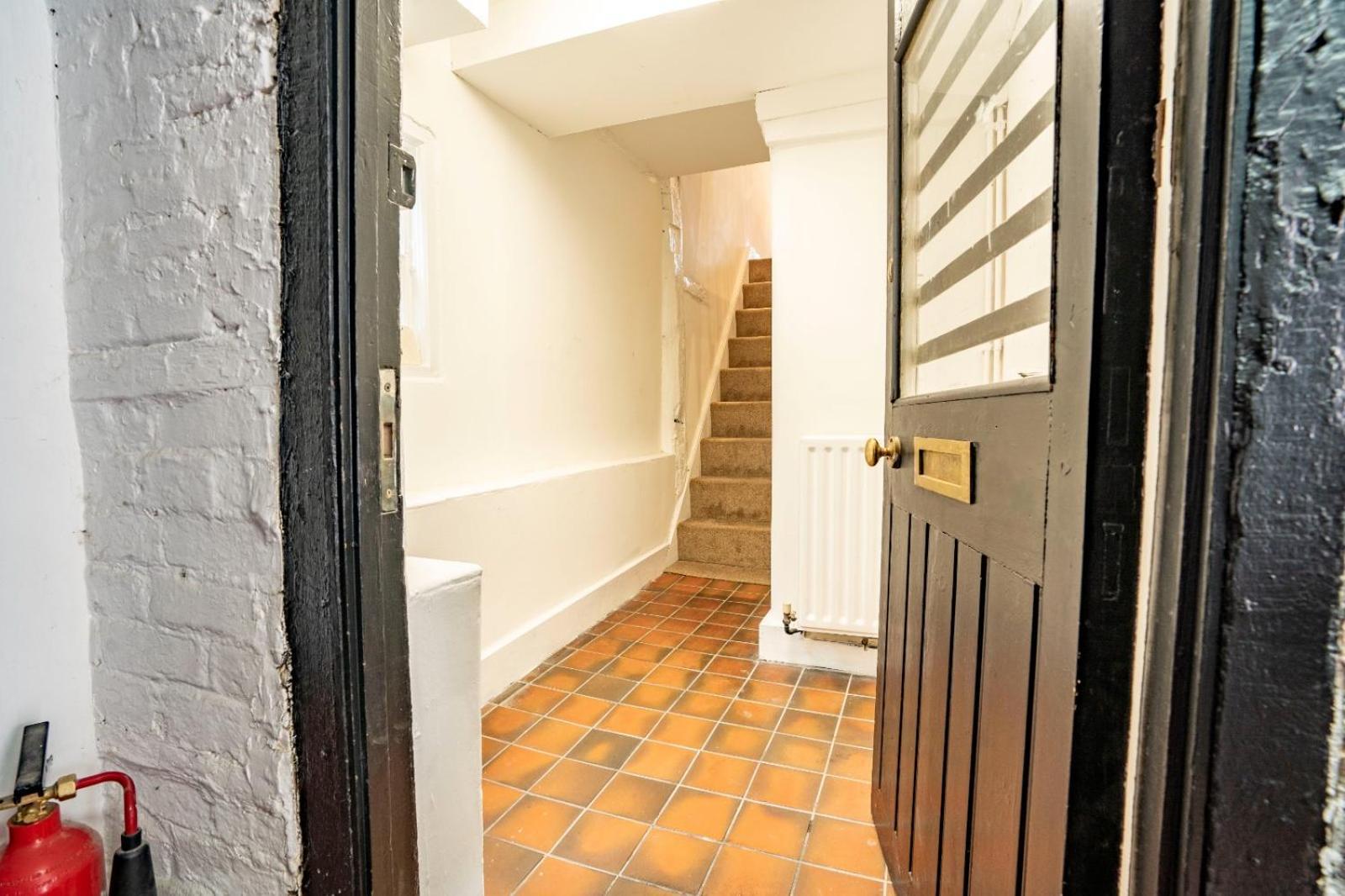 Retreat 2 Bed Flat *