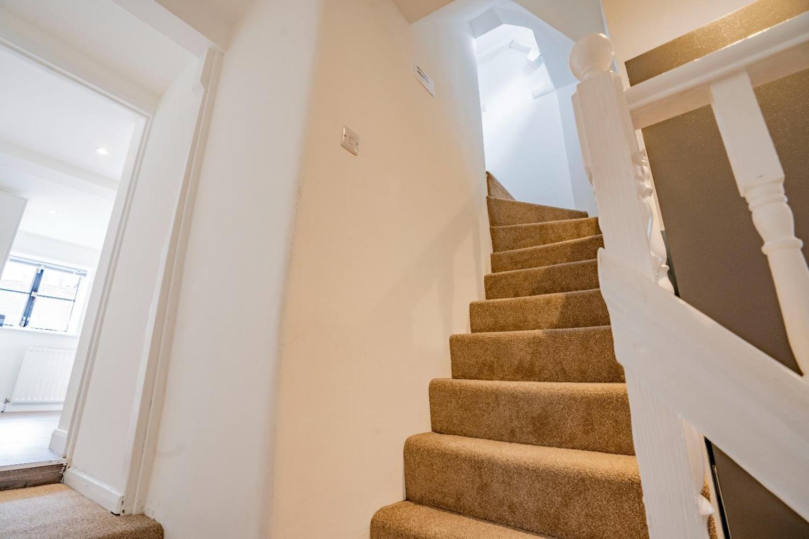 Retreat 2 Bed Flat Uxbridge