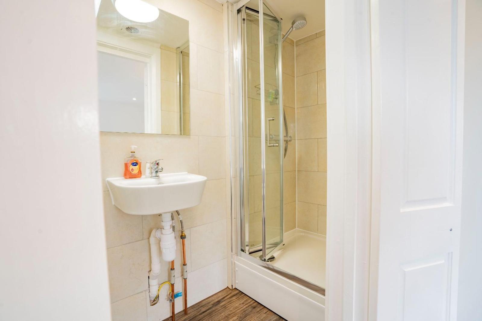 Retreat 2 Bed Flat Uxbridge