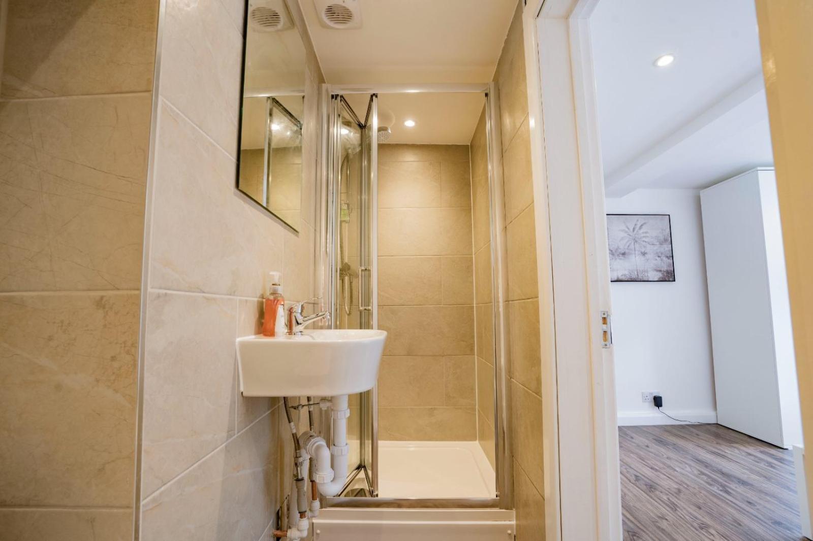 Retreat 2 Bed Flat * Uxbridge