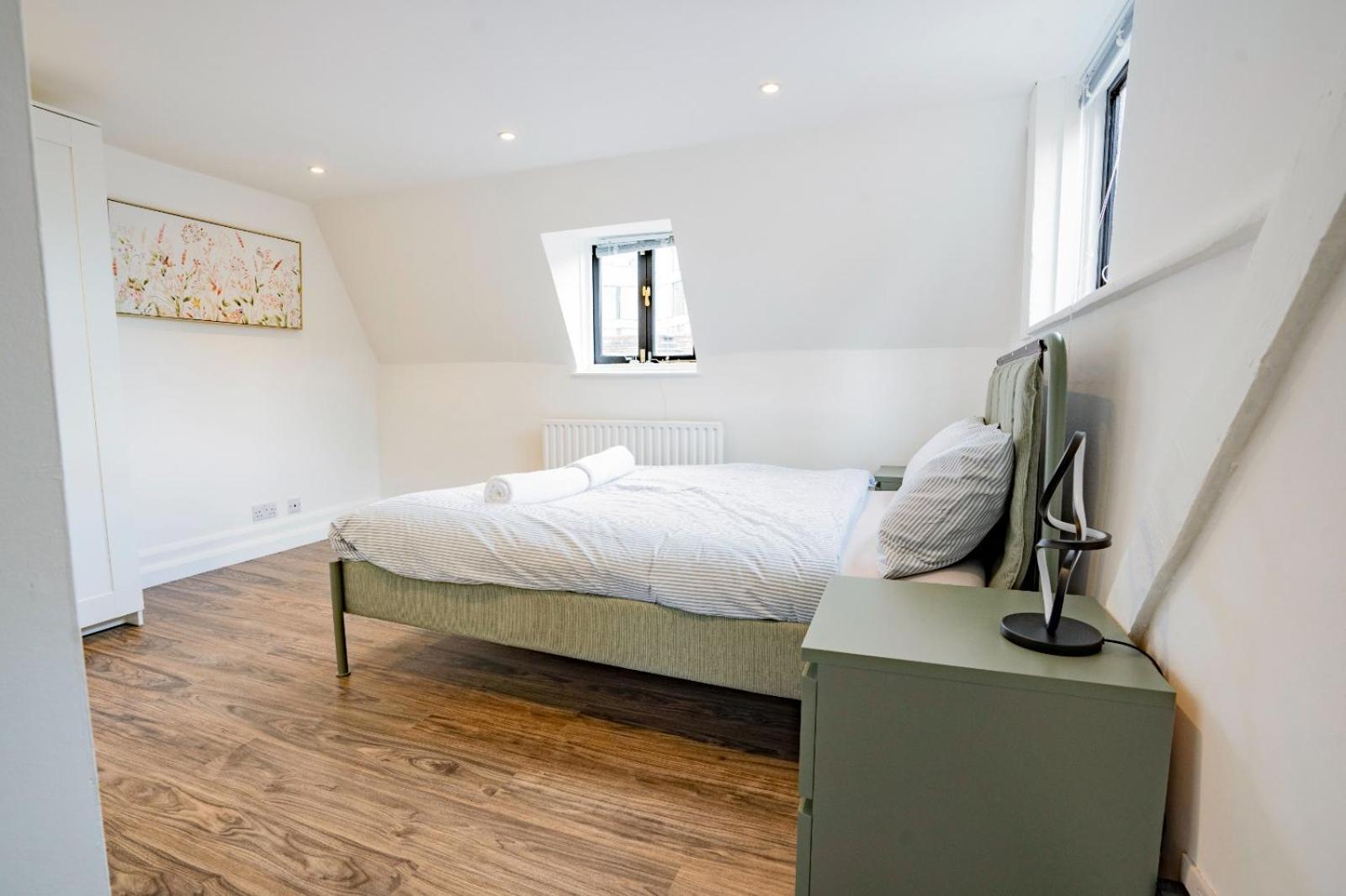 Retreat 2 Bed Flat * Uxbridge