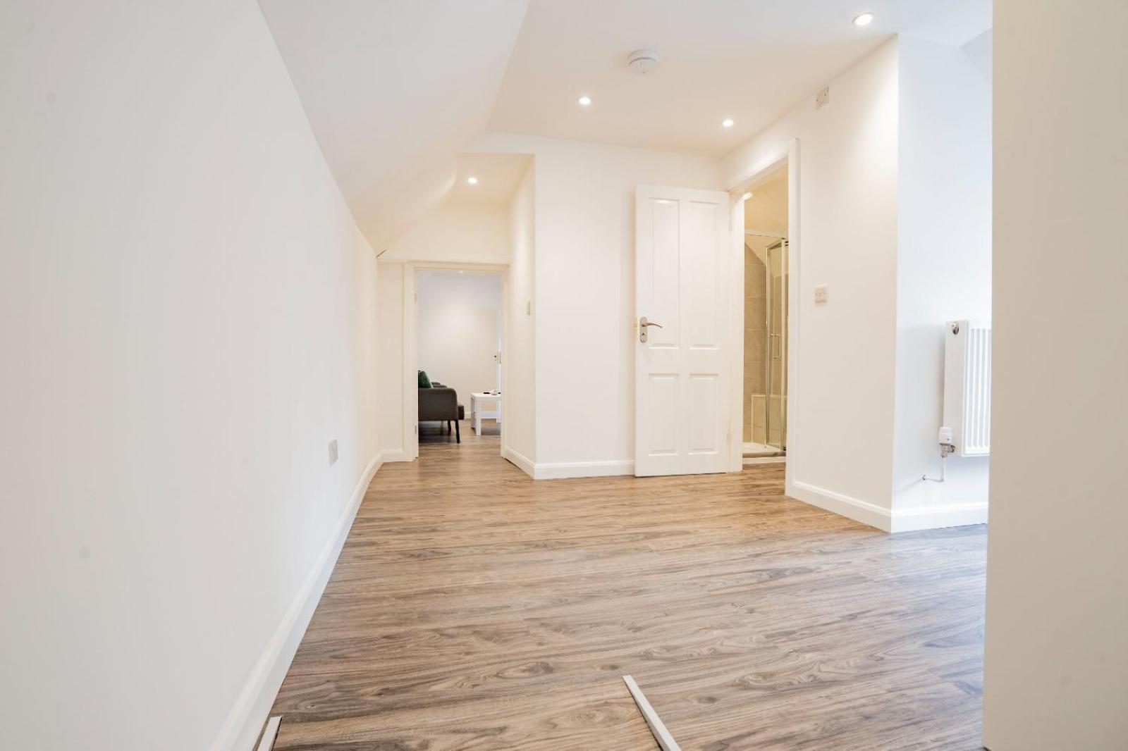 Retreat 2 Bed Flat * Uxbridge